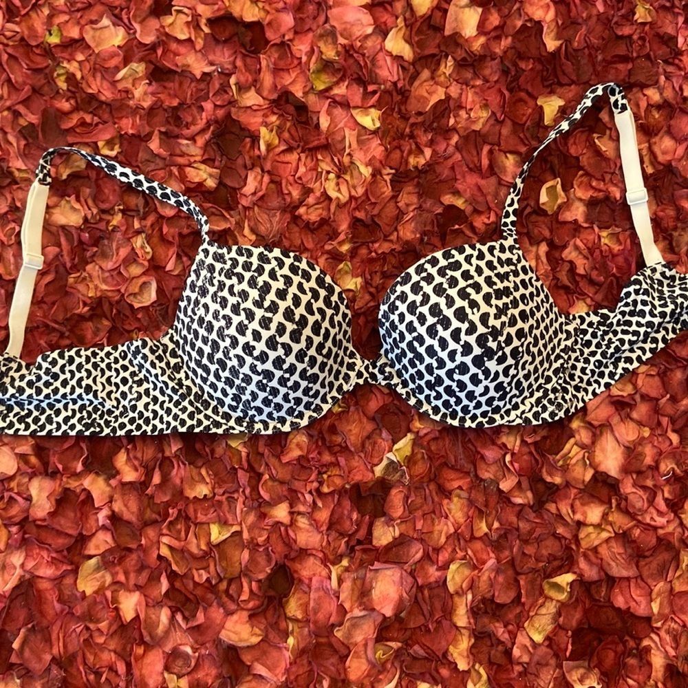 Calvin Klein padded bra size 38b. Adjustable straps. Form fitting and comfy soft